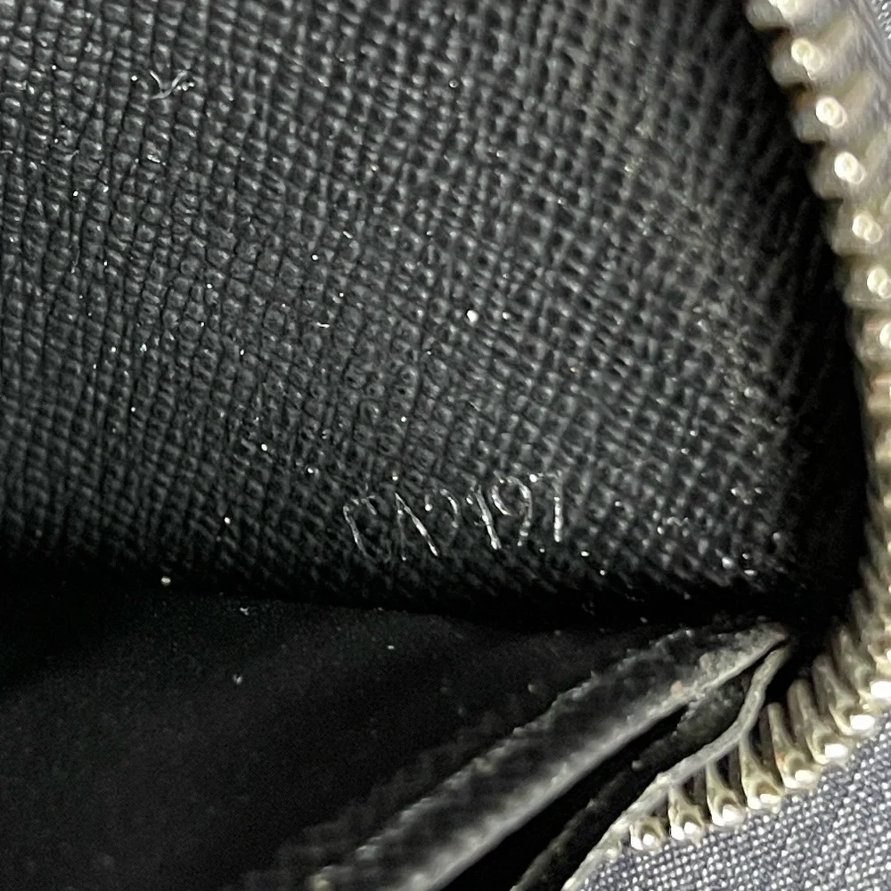 Louis Vuitton broken zipper